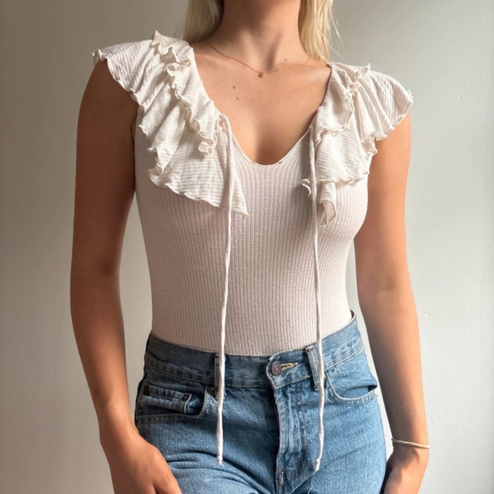 white ribbed ruffle neckline keyhole bow bodysuit - Picture 4 of 6
